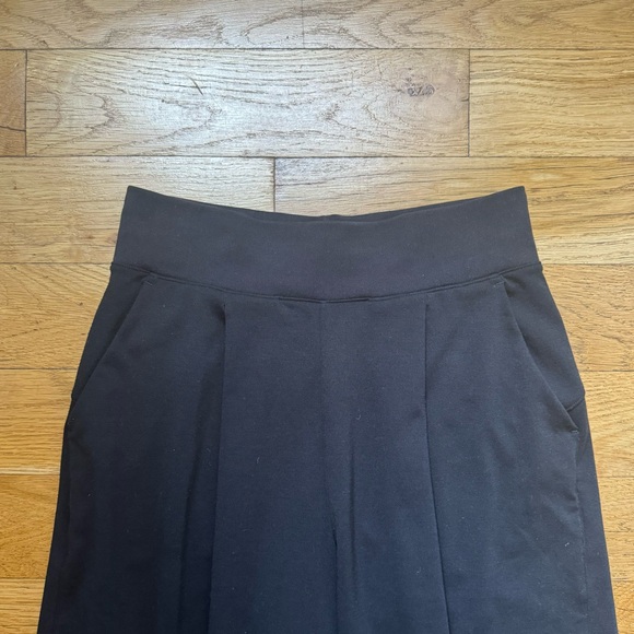 black Lululemon Can You Feel The Pleat Crop pants (size: 4) - Picture 3 of 10